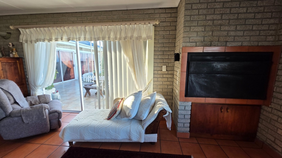 4 Bedroom Property for Sale in Boggomsbaai Western Cape